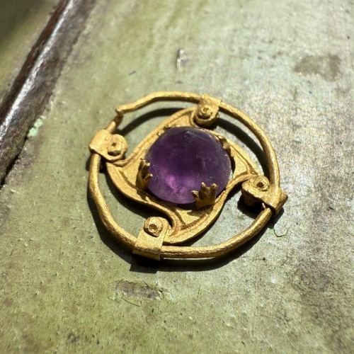 Circular gold mount with an amethyst cabochon, 5th - 6th century - 