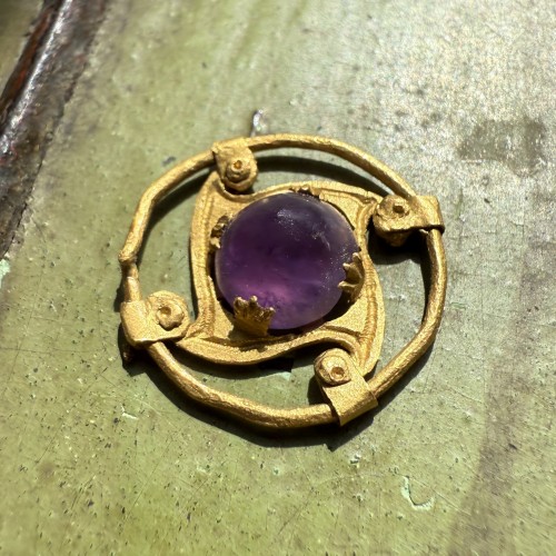 BC to 10th century - Circular gold mount with an amethyst cabochon, 5th - 6th century