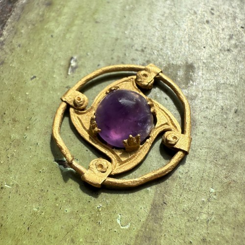 Circular gold mount with an amethyst cabochon, 5th - 6th century - 