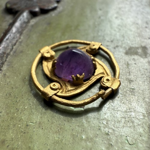 Antiquités - Circular gold mount with an amethyst cabochon, 5th - 6th century
