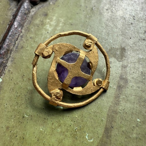 Antiquités - Circular gold mount with an amethyst cabochon, 5th - 6th century