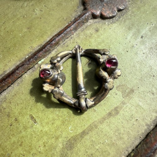Antiquités - Medieval silver brooch with garnets
