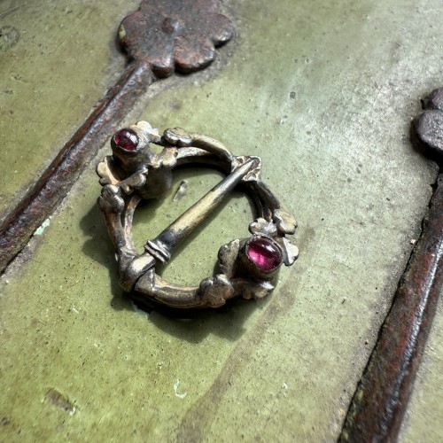 Antiquités - Medieval silver brooch with garnets