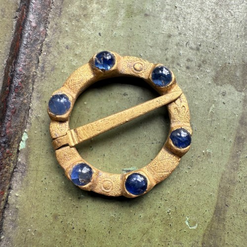 Antique Jewellery  - Sapphire set gold ring brooch engraved with a fleur-de-lis
