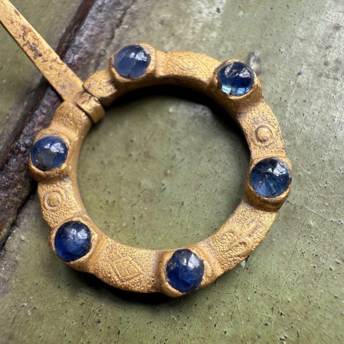 11th to 15th century - Sapphire set gold ring brooch engraved with a fleur-de-lis