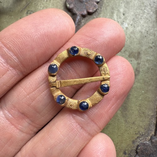 Sapphire set gold ring brooch engraved with a fleur-de-lis - 