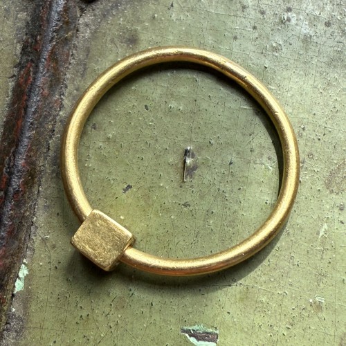 Bague ancienne en or avec perle carrée - Matthew Holder