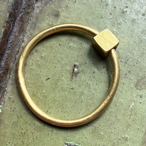 Bague ancienne en or avec perle carrée - 
