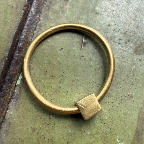  - Bague ancienne en or avec perle carrée