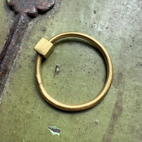 Antiquités - Bague ancienne en or avec perle carrée