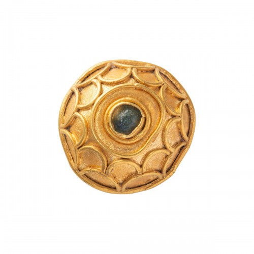 Bouton bombé en or serti d'un cabochon en verre vert