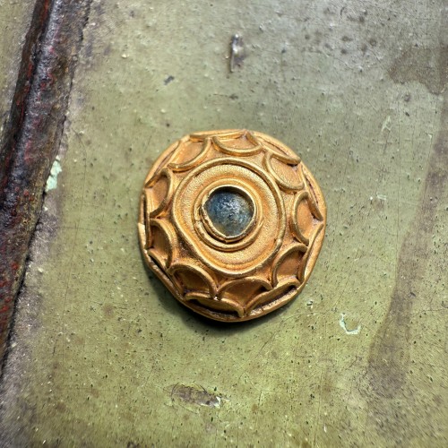 Archéologie  - Bouton bombé en or serti d'un cabochon en verre vert