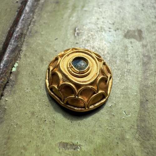 Bouton bombé en or serti d'un cabochon en verre vert - Matthew Holder
