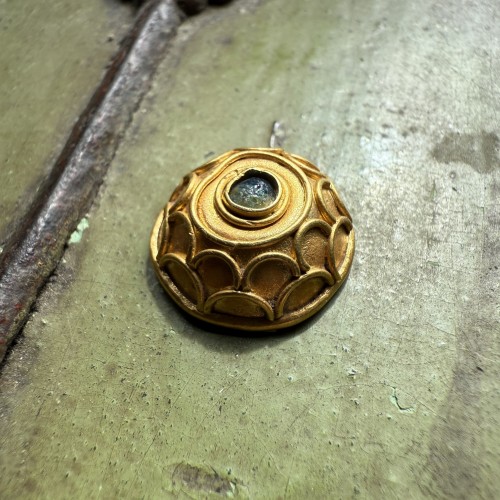 Avant JC au Xe siècle - Bouton bombé en or serti d'un cabochon en verre vert