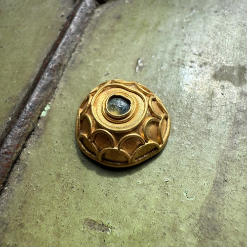 Bouton bombé en or serti d'un cabochon en verre vert - 