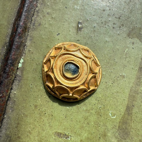  - Bouton bombé en or serti d'un cabochon en verre vert