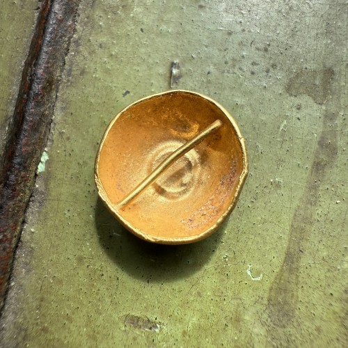 Antiquités - Bouton bombé en or serti d'un cabochon en verre vert