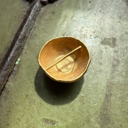 Antiquités - Bouton bombé en or serti d'un cabochon en verre vert
