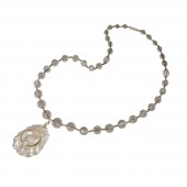 Pendentif coquille Saint-Jacques et collier de perles en cristal de roche