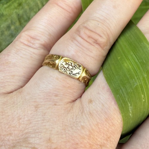 Iconographic Gold Ring Engraved with Saint Catherine. England, 15th century - Antique Jewellery Style 