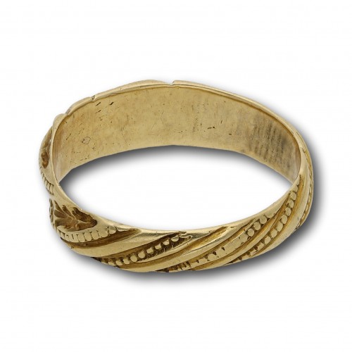 11th to 15th century - Iconographic Gold Ring Engraved with Saint Catherine. England, 15th century