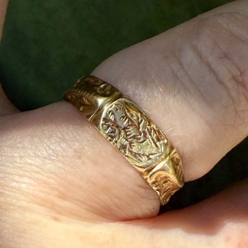  - Iconographic Gold Ring Engraved with Saint Catherine. England, 15th century