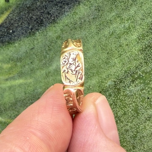 Antiquités - Iconographic Gold Ring Engraved with Saint Catherine. England, 15th century