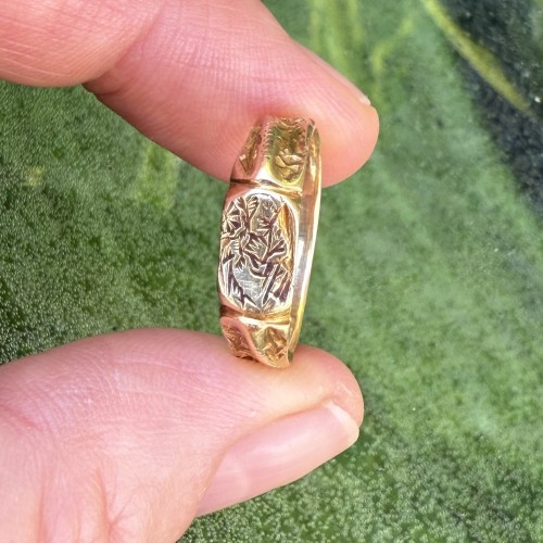 Antiquités - Iconographic Gold Ring Engraved with Saint Catherine. England, 15th century