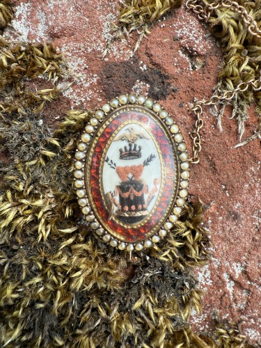 18th century - Gold and Enamel Love Token Brooch with Allegorical Motif