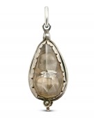Pendentif talismanique en cristal de roche et œil de crabe en argent