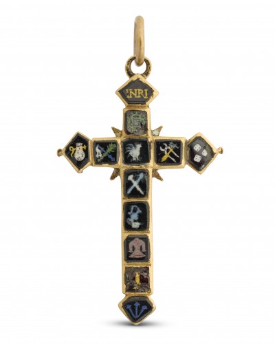 Croix en or émaillé avec instruments de la Passion, Allemagne début du XVIIe siècle
