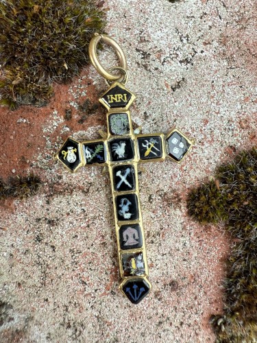 Enamelled Gold Cross with Instruments of the Passion, Germany 17th Century - Antique Jewellery Style 