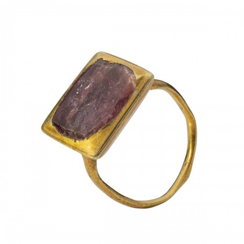 Bague en or sertie d'un spinelle rouge taille table dans un chaton