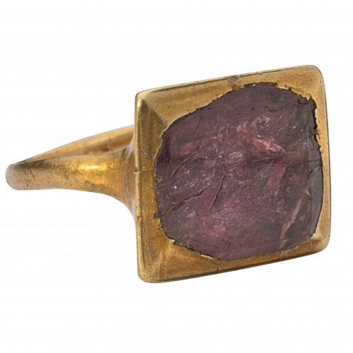 Bague en or sertie d'un spinelle rouge taille table dans un chaton - Bijouterie, Joaillerie Style 