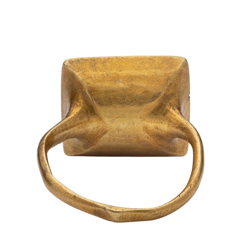 Bijouterie, Joaillerie  - Bague en or sertie d'un spinelle rouge taille table dans un chaton