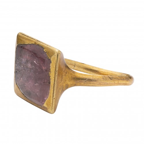 Bague en or sertie d'un spinelle rouge taille table dans un chaton - Matthew Holder