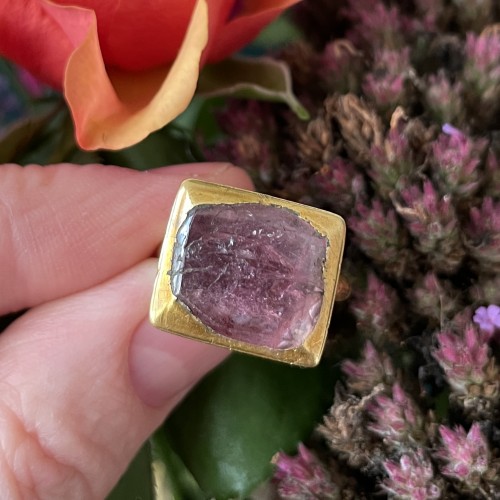 XVIe siècle et avant - Bague en or sertie d'un spinelle rouge taille table dans un chaton