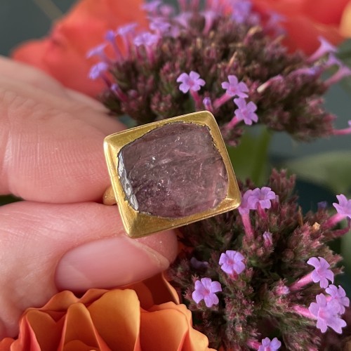 Bague en or sertie d'un spinelle rouge taille table dans un chaton - 