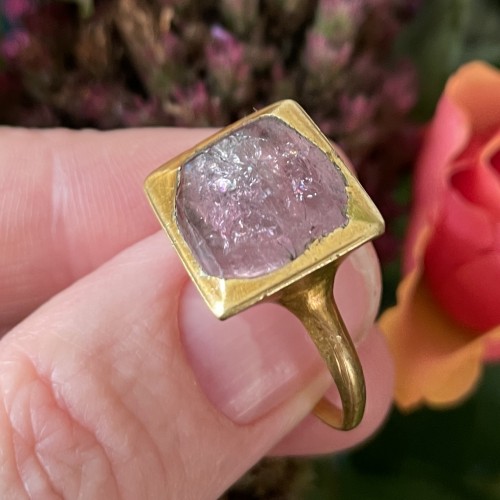  - Bague en or sertie d'un spinelle rouge taille table dans un chaton