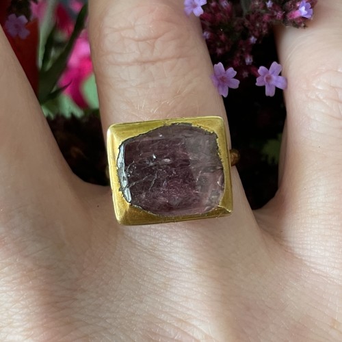 Antiquités - Bague en or sertie d'un spinelle rouge taille table dans un chaton
