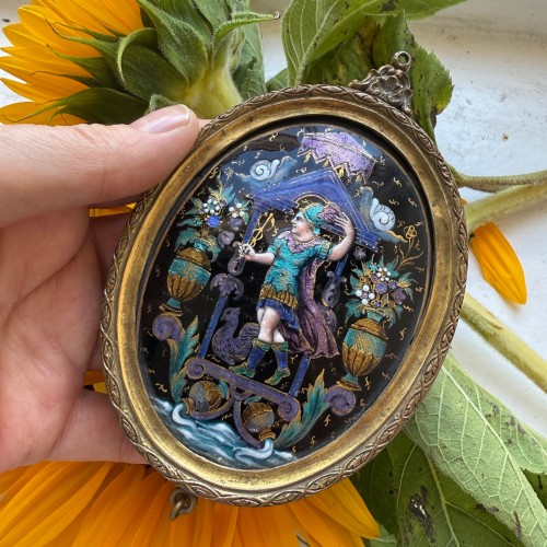 Petit miroir en émail et cuivre doré représentant Mercure Limoges XVIIe siècle - 