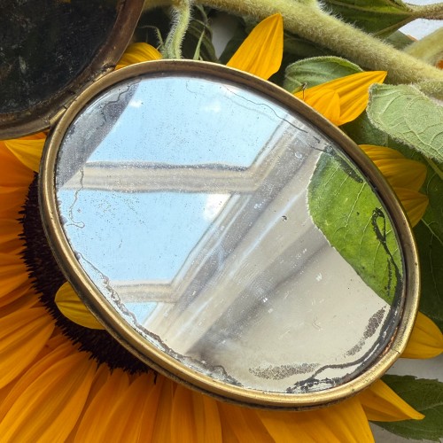 Antiquités - Petit miroir en émail et cuivre doré représentant Mercure Limoges XVIIe siècle