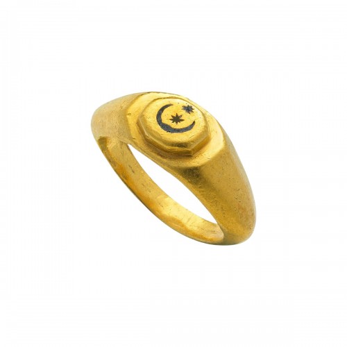 Bague en or avec croissant de lune et étoiles incrustés d'argent