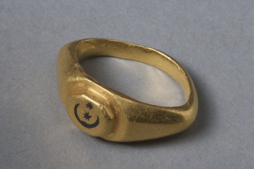 Bague en or avec croissant de lune et étoiles incrustés d'argent - Matthew Holder