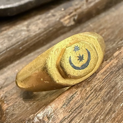 Avant JC au Xe siècle - Bague en or avec croissant de lune et étoiles incrustés d'argent
