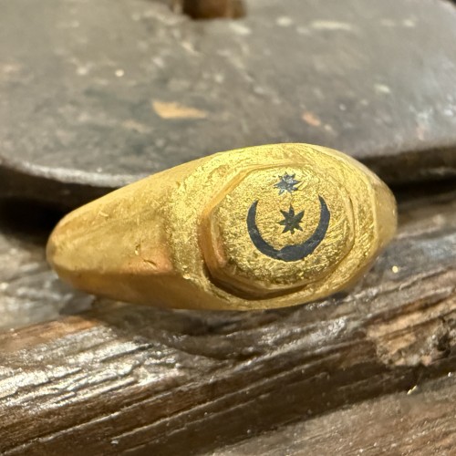 Bague en or avec croissant de lune et étoiles incrustés d'argent - 