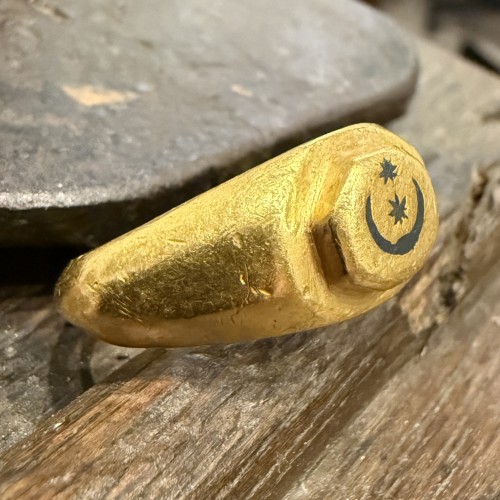 - Bague en or avec croissant de lune et étoiles incrustés d'argent