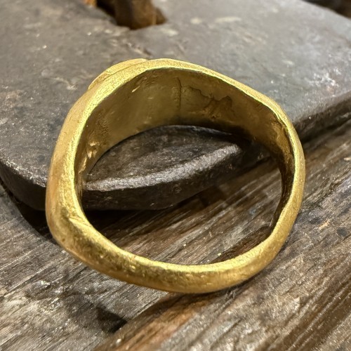 Antiquités - Bague en or avec croissant de lune et étoiles incrustés d'argent