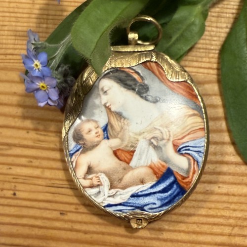  - Pendentif médaillon en or et émail représentant la Vierge à l'Enfant