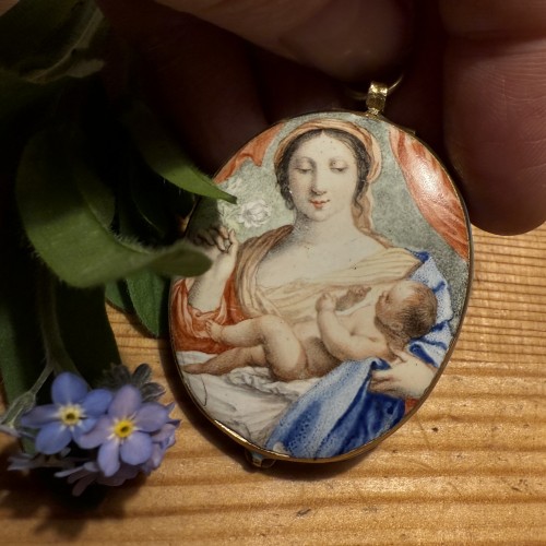 Antiquités - Pendentif médaillon en or et émail représentant la Vierge à l'Enfant